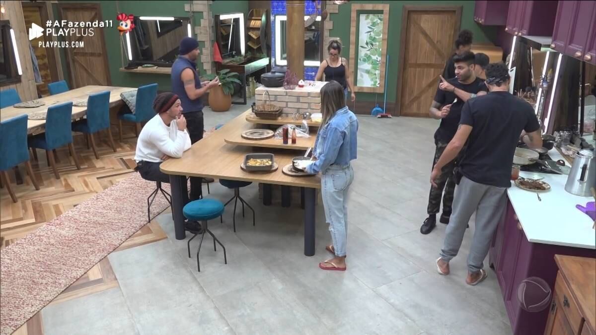 Lucas Viana e Netto
Os peões, que já se conheciam antes do reality, perderam o afeto que tinham um pelo o outro quando passaram a conviver juntos. O desentendimento aconteceu no momento que um acusou o outro de falsidade com os outros confinados