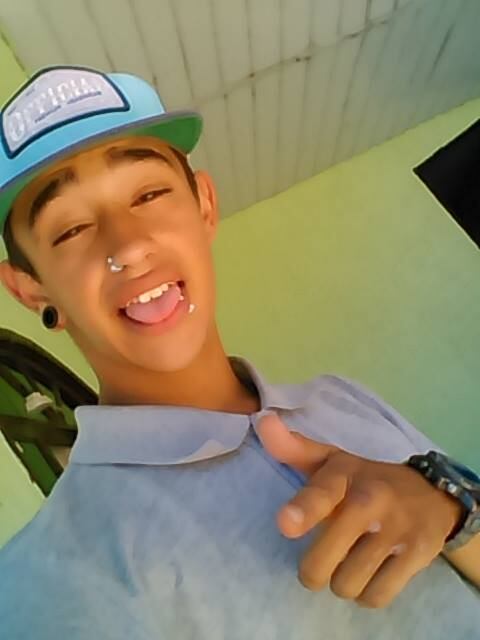 Três homens decapitaram um adolescente de 16 anos em Joinville (SC) e gravaram um vídeo do crime. As imagens circulam na internet. O jovem recebeu aproximadamente 30 golpes de machado e facadas