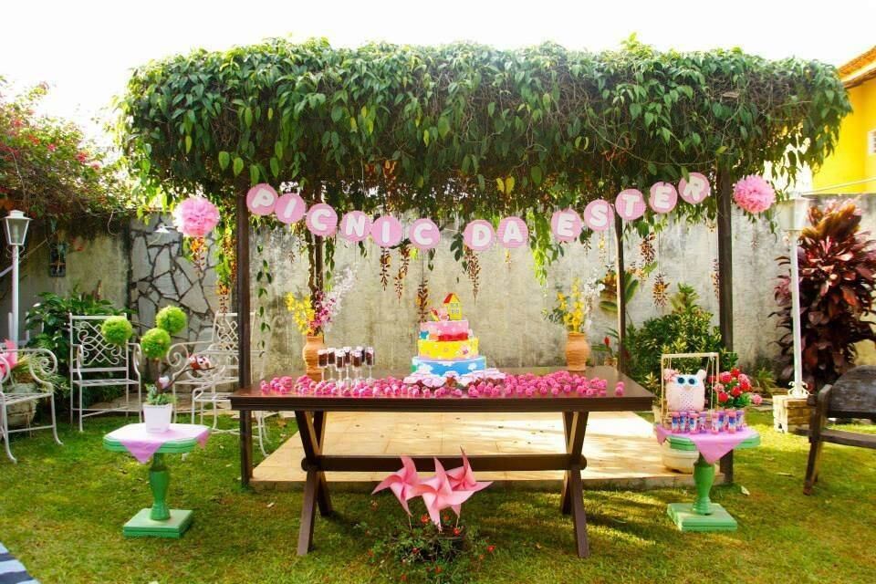 A mãe de Ester Rocha, Ana Flávia Rocha, também quis festejar os dois anos da
filha de uma maneira mais econômica, mas sem usar os parques públicos. A
festinha de Ester aconteceu no jardim da casa do avô.
Ana
Flávia diz que a ideia surgiu depois da festinha de um amigo de Alice, que
aconteceu em um parque