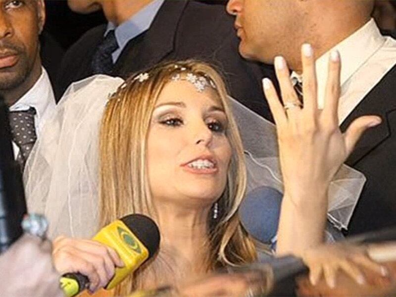 Durante a festa, a ex-BBB fez questão de exibir a aliança de ouro de casamento