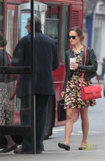 Irmã de Kate Middleton, Pipa já foi flagrada subindo em um ônibus em Londres, na Inglaterra. No maior estilo, a irmã da duquesa seguia com seu café