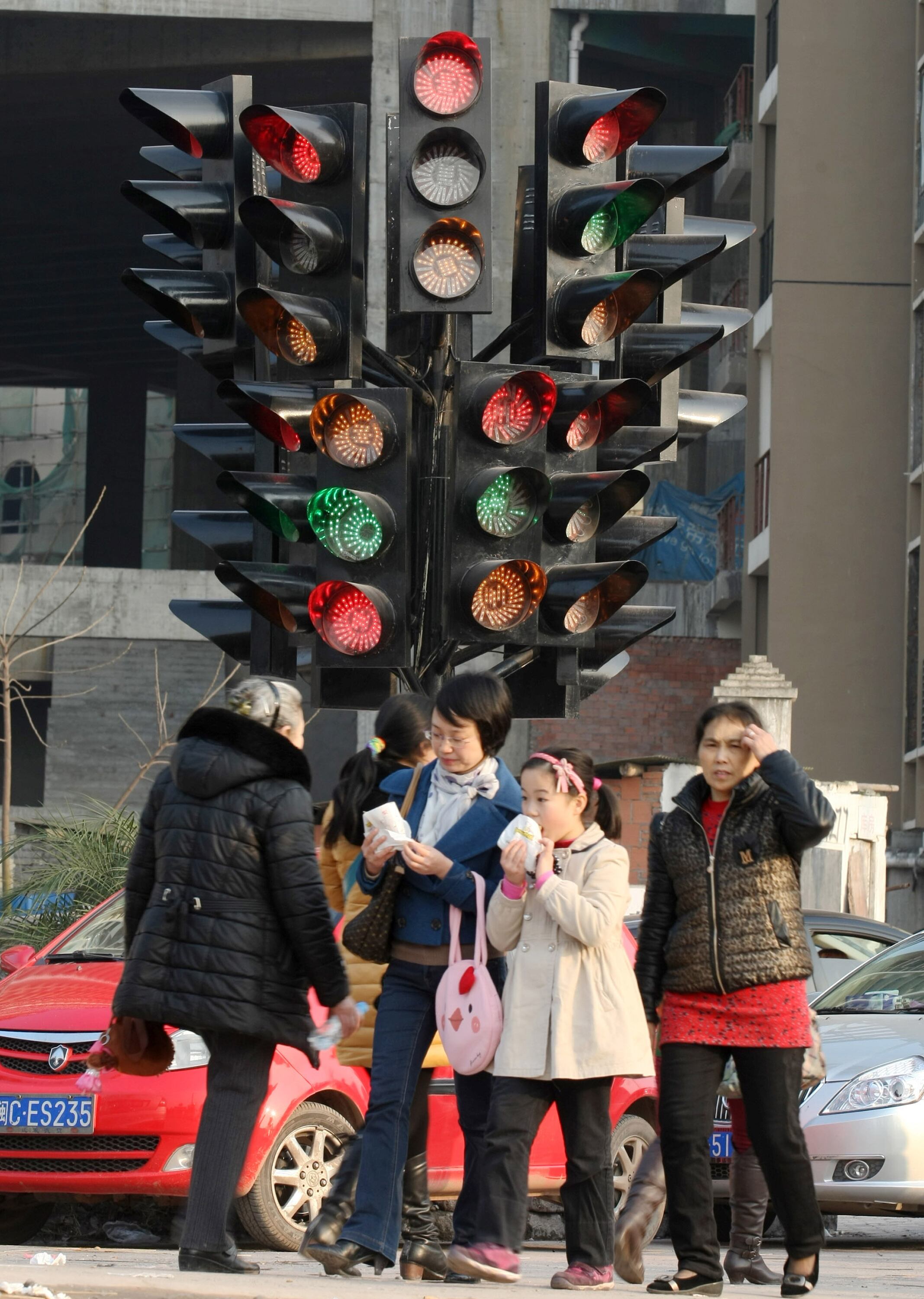 Foto divulgada nesta segunda-feira (18) mostra o semáforo "mais confuso do mundo", que foi removido de um parque temático em Chongqing, na China