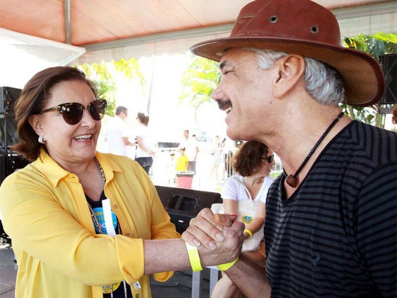 O ator Jackson Antunes também apoia Aécio. Na foto, ele aparece com a mãe do candidato, Inês Maria
