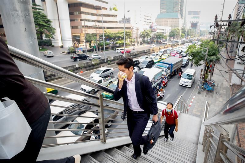 As autoridades enfrentam crescentes críticas por sua gestão da poluição que tentaram combater com sistemas de duvidosa eficácia como o borrifamento do ar com canhões de água. O Ministério da Saúde Pública pediu, além disso, à população para queimar varinhas de incenso mais curtas e a evitar a queima de oferendas de papel durante a celebração do Novo Ano Chinês em 5 de fevereiro