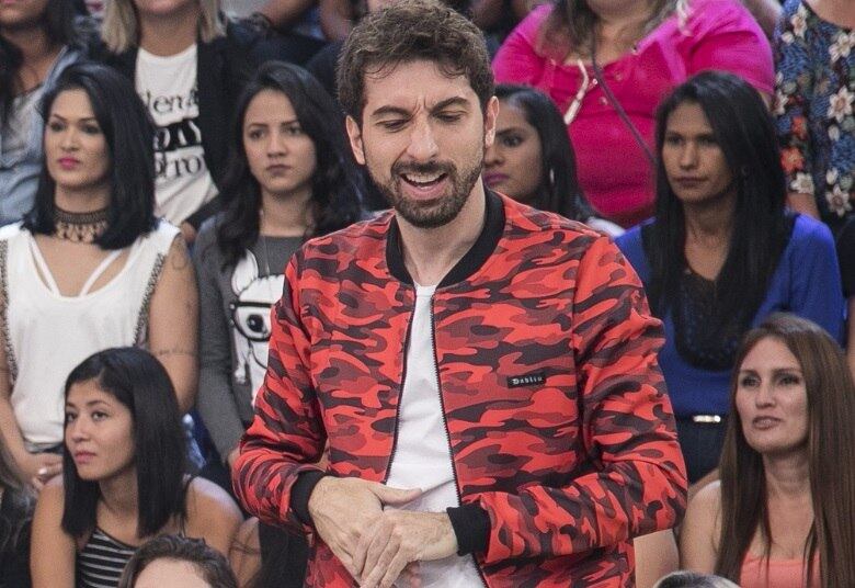 Com os ouvidos tampados, ele tem o desafio de adivinhar qual é o hit que o “Magro” estaria cantando. É risada garantida