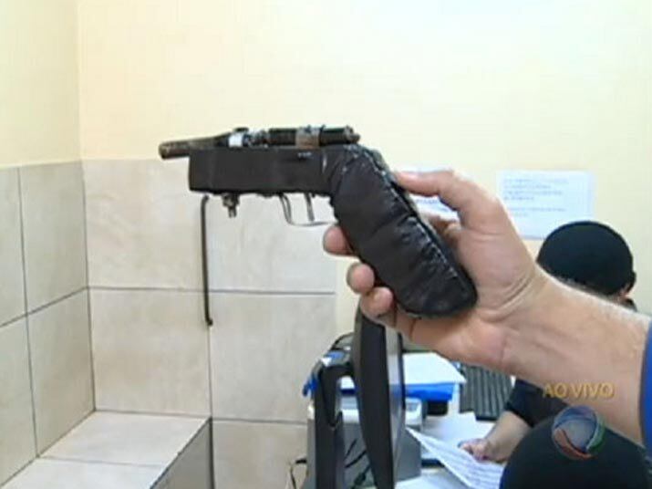 jovem é preso com arma feita de madeira e fita isolante. Assista ao vídeo!

