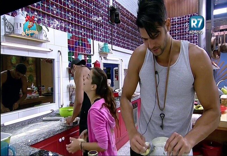 A cantora riu de Marcelo e disse para o modelo que não era isso.

— Não, piolho!

+ Assista ao vídeo aqui
+ Li diz para JP sobre traição: "Se a gente não sabe, não dói"
+ Douglas pede desculpas para Rebeca mas avisa: "Vou pedir desculpas, mas eu quero ela"+ Quelynah fala sobre crise de depressão e revela ter medo de Douglas: “Eu acho que ele bate, pode até ser em mulher”
+ “Erros” de Douglas e “jogo” de Marcelo são temas de Luka e Rebeca
+ Douglas Sampaio revela que falhou na primeira vez: "Foi horrível. Eu fiquei com medo"
+ Douglas e Rayanne dividem o mesmo chuveiro e esbanjam muita beleza na noite deste domingo (25)

