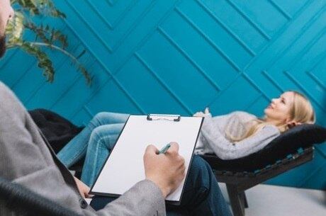 Psicanálise: Psicólogo sem contato visual com paciente