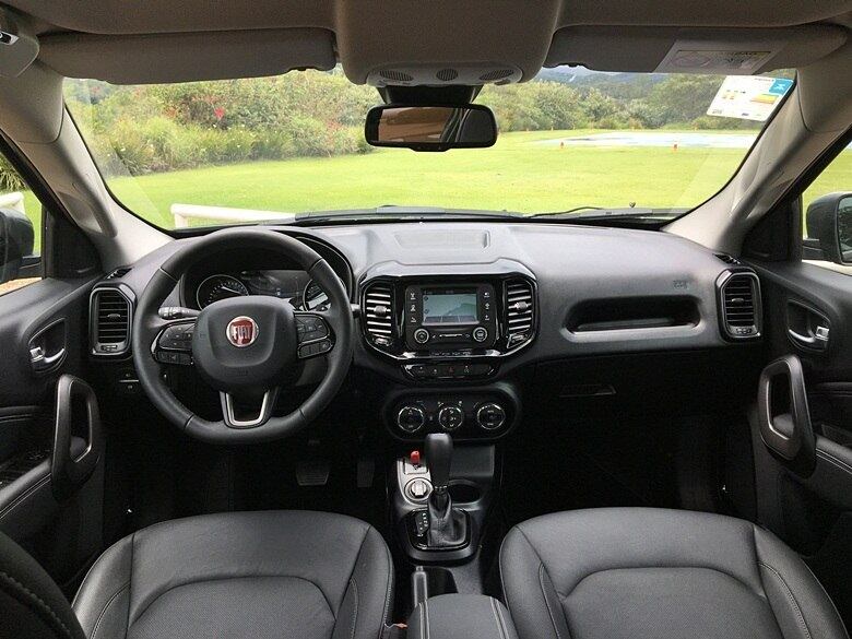 A Fiat Toro foi 100% desenvolvida pelo time de engenheiros da Fiat-Chrysler América Latina, formado em grande parte por brasileiros. O utilitário nasce com alma de Jeep, uma vez que herda do Renegade seus principais atributos. Seu diferencial é a caçamba, que lha dá a possibilidade de carregar até uma tonelada