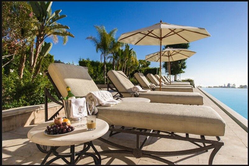 As
espreguiçadeiras instaladas na piscina da propriedade não ficam atrás do luxo oferecido pelos principais spas e resorts do mundo


