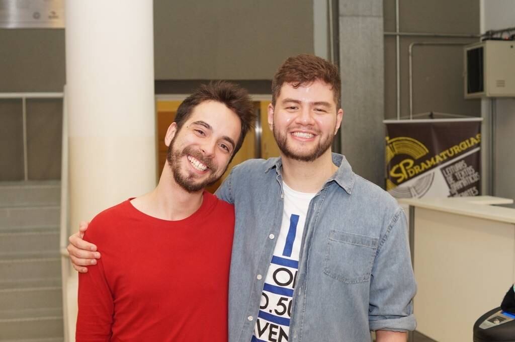 Rodrigo Sampaio, que será um dos artistas convidados da peça durante a temporada, posou com Bruno Machado