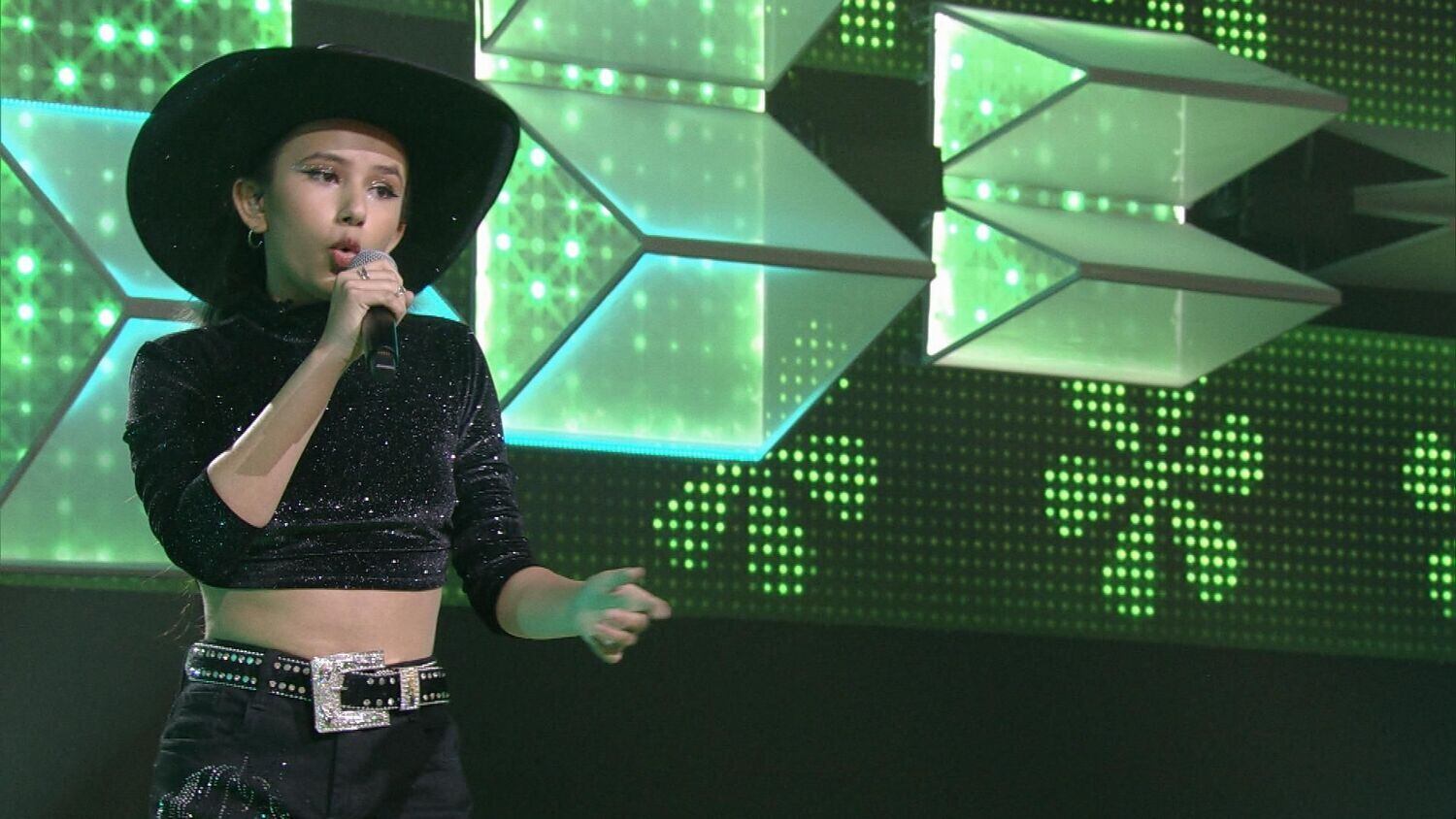 A pantaneira Hesther Paes mostrou um pouco do Mato Grosso do Sul no palco do programa! De chapéu e bota, a jovem revelou seu maior sonho: "Levar a minha voz e minha origem para o mundo". A adolescente cantou Sem Você Não Viverei e emocionou Ovelha: "É a minha história", disse o cantor.
Não se esqueça: o Canta Comigo Teen 4 vai ao ar todos os domingos, às 18h, na tela da Record TV. Acompanhe o site oficial do reality show e fique por dentro de todas as novidades.