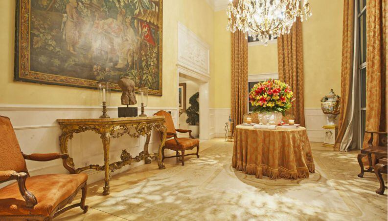 A decoração inclui pinturas em trompe-l'oeil (técnica artística de criar perspectivas em 3D) na sala de jantar. O imóvel também possui lustres de cristal, mármore e tapeçarias de primeira linha 
