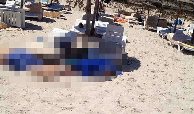 Corpos ficaram espalhados em praia atacada na Tunísia
