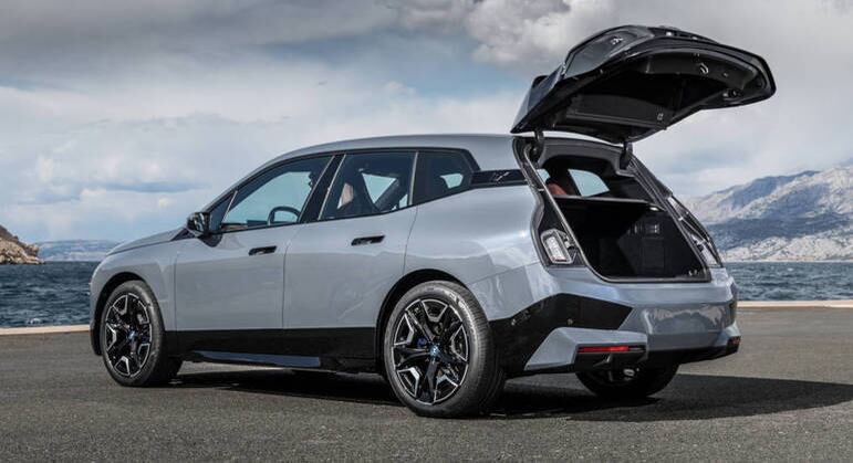 Abertura da tampa do porta-malas é ampla no modelo que tem tração 100% elétrica