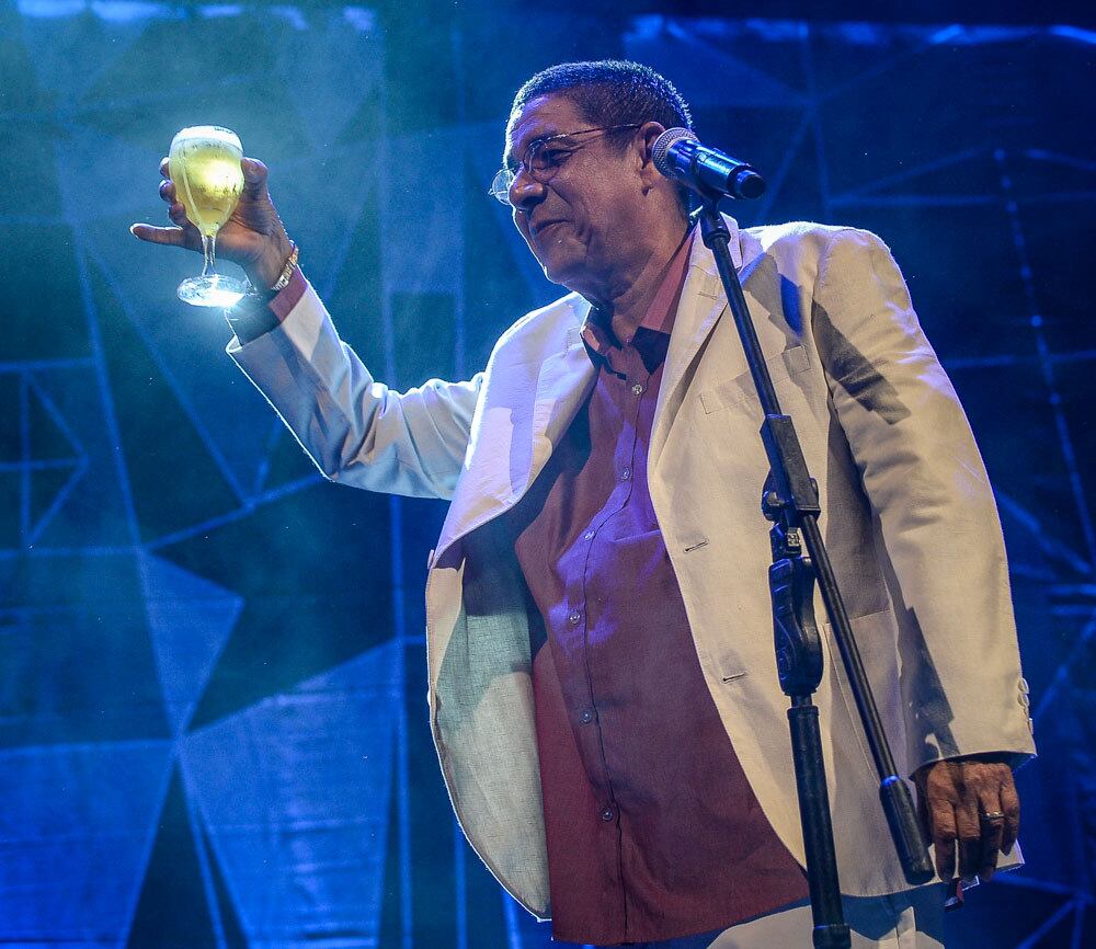 Sempre animado, Zeca Pagodinho se apresentou neste sábado (17) em São Paulo. O cantor tomou uma cervejinha entre uma música e outra