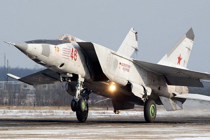 Mikoyan-Gurevich MiG-25 - 3.494 km/h - Desenvolvido em 1964 pela então União Soviética, ainda está em atividade. Tem sistema especial de alarmes e alertas. Intercepta jatos inimigos com precisão.