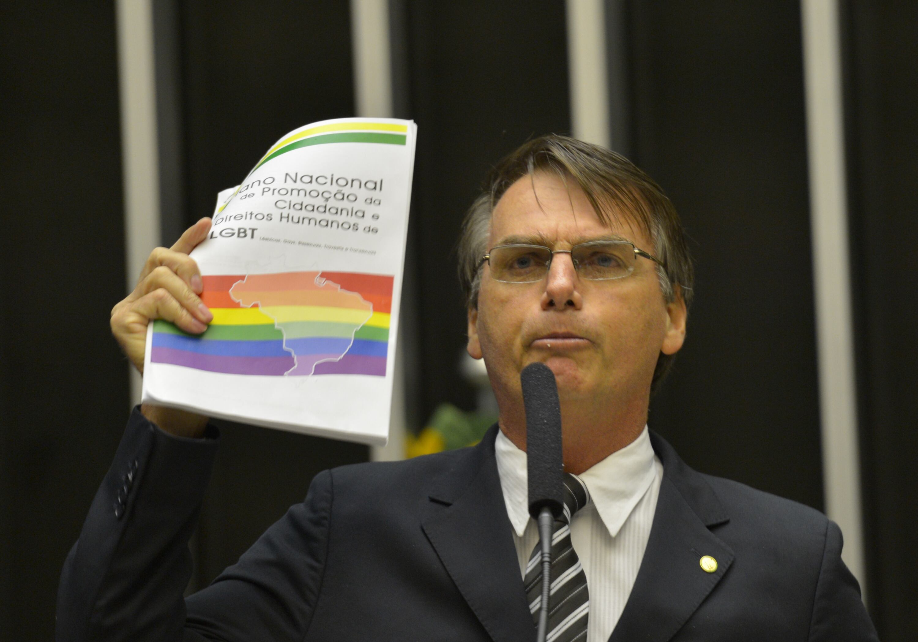 Bolsonaro é contra movimento gay e defende pena de morte
