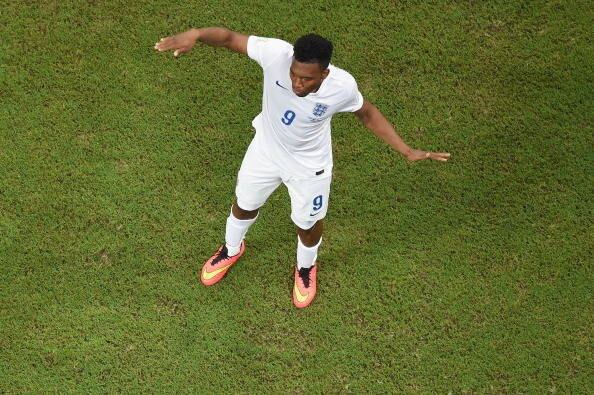 O inglês Sturridge protagonizou uma dança muito engraçada para comemorar seu gol contra a Itália
