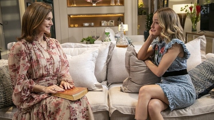 Decidiu ajudar
Depois que se mudou para a casa da filha, Heloísa (Rhaisa Batista), Ísis percebeu os dilemas que Mirela vivia com Erick (Diego Kropotoff) e Gustavo (Caio Vegatti). Para melhorar a situação, a avó encontrou uma maneira de ajudá-la e começou a apresentar histórias bíblicas para a neta