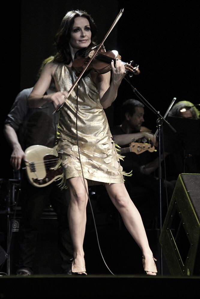 Na sua passagem pelo Rio de
Janeiro para a divulgação do CD, a cantora fez uma visita ao Centro Cultural
Cartola, onde aprendeu a música ao tocar com uma orquestra de menores carentes