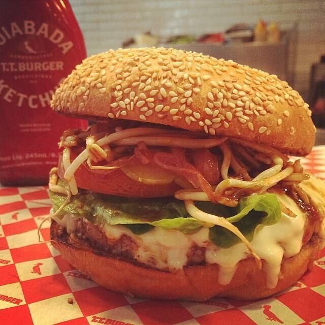 "Hoje tem broto de feijão no molho hoisin. Ta animal", escreveu o hef Thomas Troisgros ao publicar a imagem deste hamburguer suculento em sua página no Instagram. Ele, filho do famoso Claude Troisgros, tem sua própria hamburgueria e mata todos os seus seguidores de vontade. Corre lá: @ttroigros



