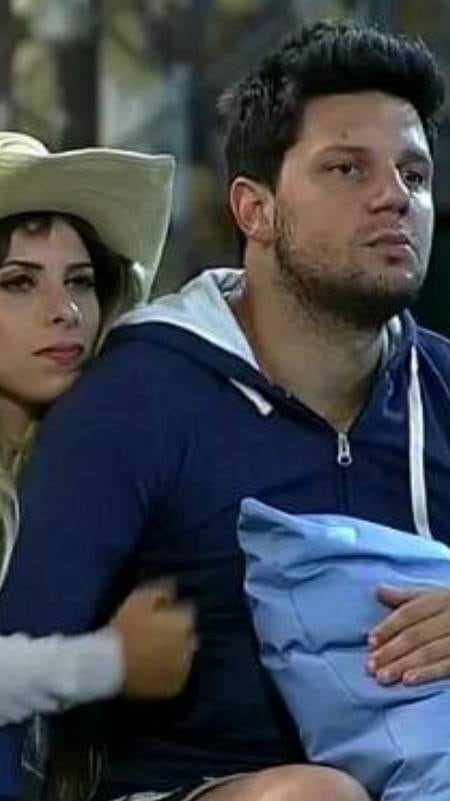 Com o ritmo frenético do jogo, Thiago não aguentou a pressão do confinamento, deixando assim o reality  'no meio do caminho'. Nessa hora, por causa da distância, o romance do cantor com a modelo estaria correndo o risco de acabar, se não fosse...