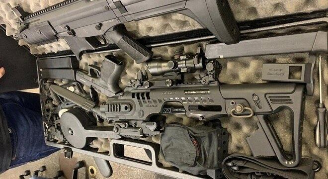 Entre os armamentos tinha um fuzil calibre .556