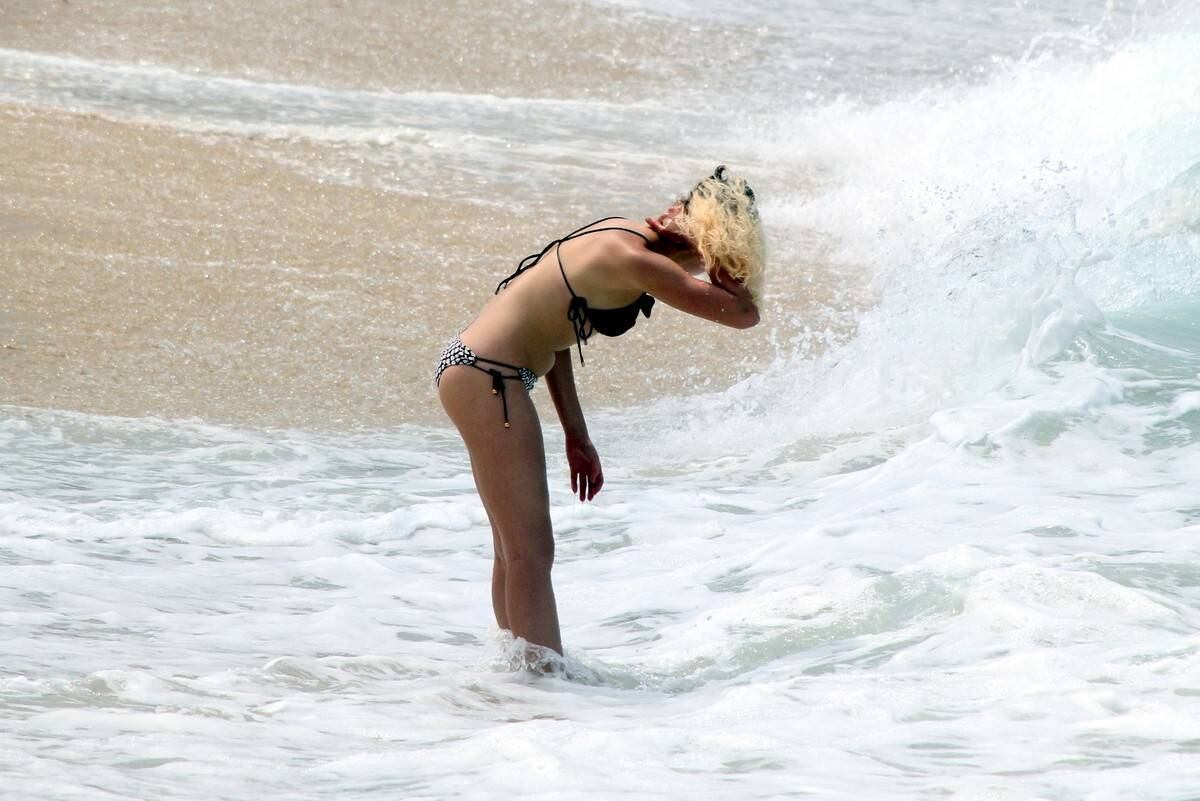 Bruna Linzmeyer foi à praia nesta quinta-feira (16)