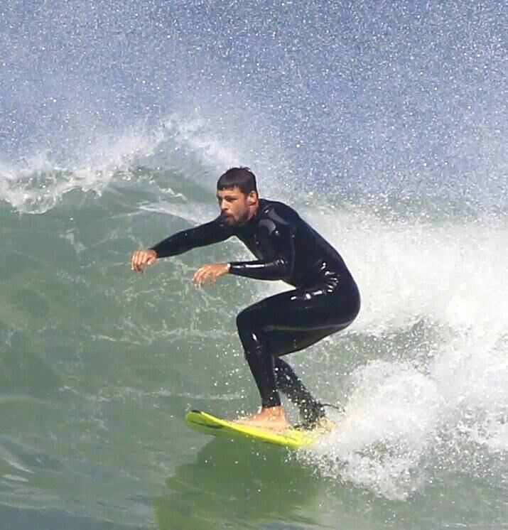 Cauã Reymond é fotografado em dia de surfe no Rio
