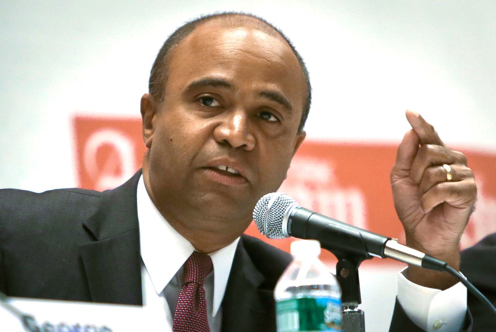 

Adolfo Carrion Junior, de 52 anos, concorre de forma
independente (sem ligação com nenhum dos grandes partidos norte-americanos) a
prefeito da cidade de Nova York.

Nascido no Bronx e com pais porto-riquenhos, foi eleito duas vezes consecutivas representante
do distrito do Bronx no parlamento norte-americano, entre 2002 e 2009, e também presidiu a influente Associação Nacional de Funcionários
Latinos Eleitos (Naleo, sigla em inglês)