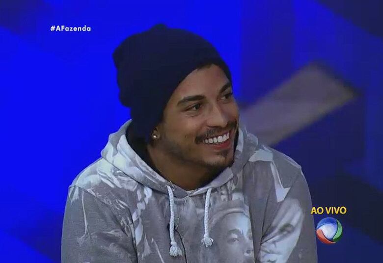 Nos bastidores do programa especial de A Fazenda, exibido no início da madrugada desta quinta (10), Douglas Sampaio concedeu entrevista exclusiva ao R7. O grande campeão da oitava temporada do reality comentou sobre sua evolução como pessoa e revelou se vai dar uma parte de seu prêmio a Rayanne
+ Justus lamenta ausência de Mara Maravilha em noite da lavagem de roupa suja
+ Ana Paula parabeniza Douglas pela vitória: "Estava escrito nas estrelas pra esse carinha ganhar"
+ Douglas Sampaio é o campeão de A Fazenda 8. Relembre a participação do vencedor