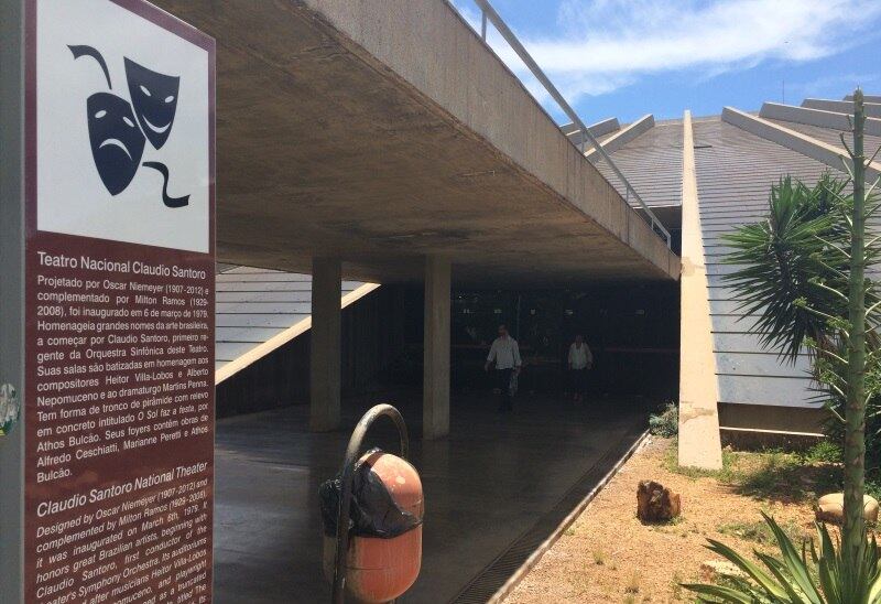 É o que afirma o secretário de cultura do Distrito Federal, Guilherme Reis. Segundo ele, o problema é a falta de dinheiro para a conclusão das obras.

— Não temos como dar previsão da entrega dos equipamentos culturais de Brasília em reforma devido à situação financeira do GDF neste início de governo

