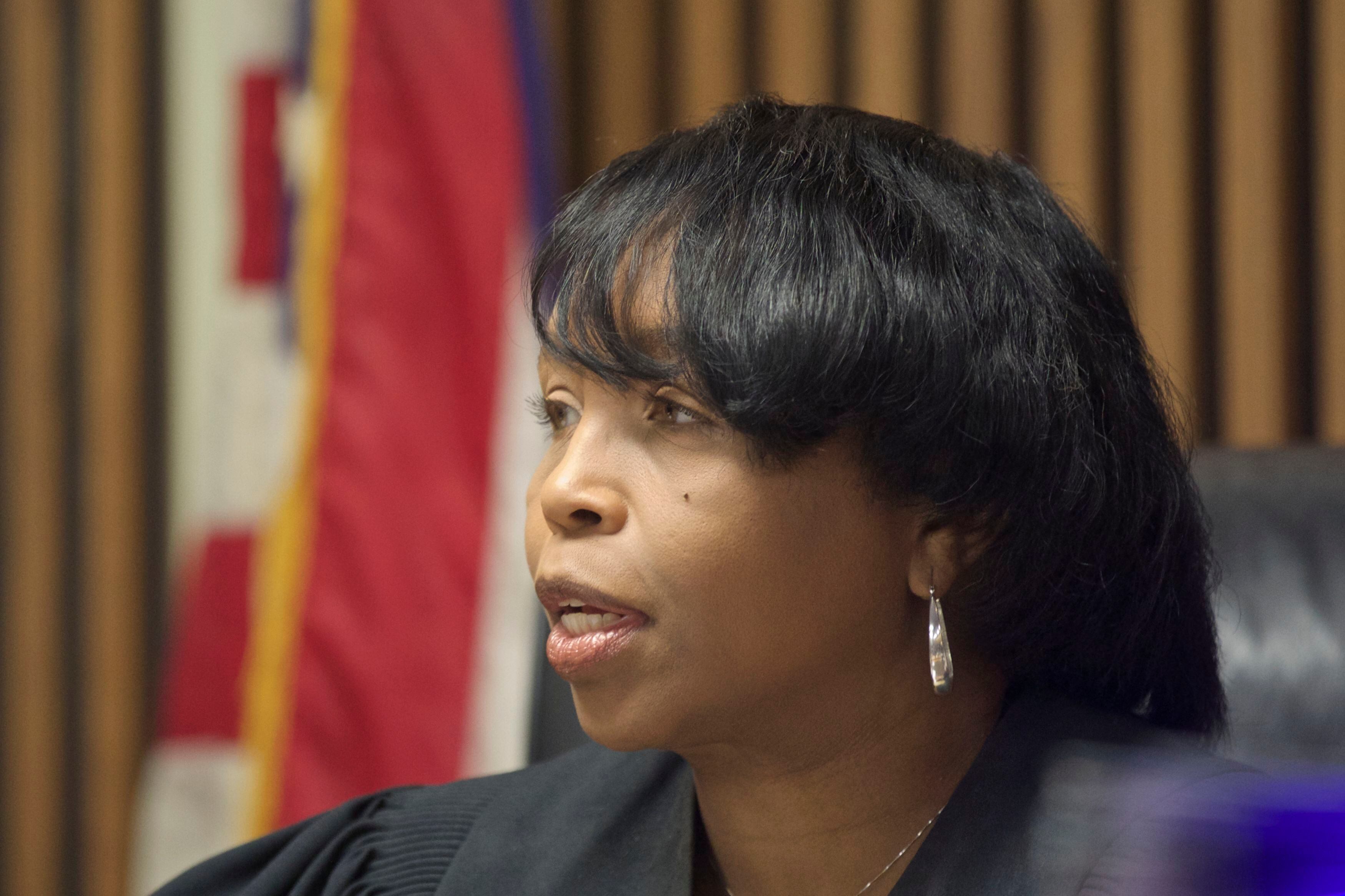 A juíza do tribunal municipal, Lauren Moore, fixou os termos da fiança e instruiu para que Castro não tenha contato algum com suas supostas vítimas