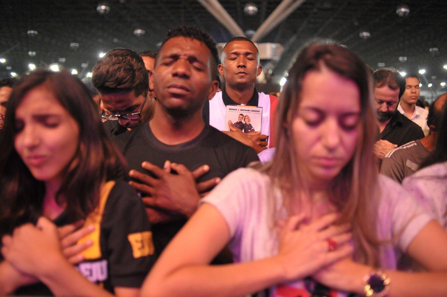 Durante a oração realizada após a palestra, muitos jovens se emocionaram