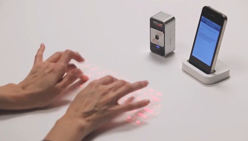 E o que dizer desse dispositivo portátil que cria um teclado na sua mesa para facilitar aquele seu post "textão"?