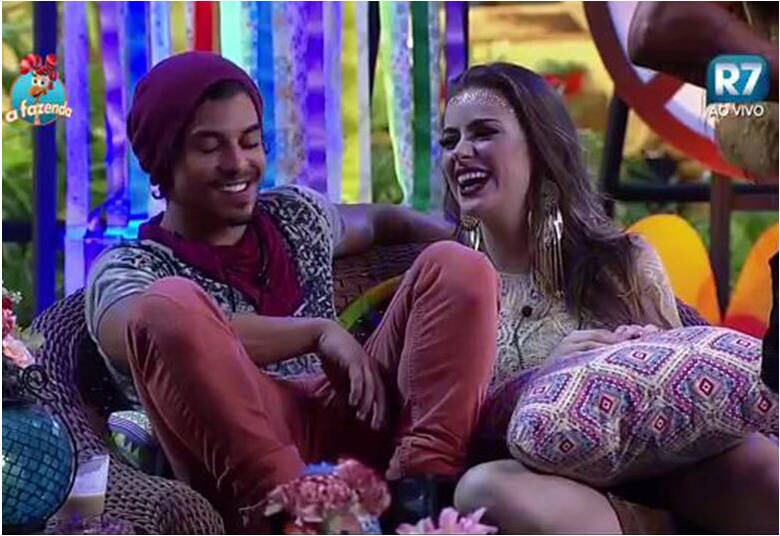 Enquanto
isso a relação que ficou conhecida como ‘Douanne’ seguia seus altos e baixos,
com a peoa segurando o ímpeto do ator, que se irritava, tentava se afastar, mas
não conseguia e eles se acertavam novamente

+ Em atividade, peões comentam momentos marcantes de cada uma das semanas de confinamento
+ Turma do Ronco: Peões descansam durante a tarde do último sábado de A Fazenda 8
+ Douglas, Rayanne e Ana Paula cantam músicas de Latino e peão enfatiza: “Quem planta sacanagem colhe solidão”


