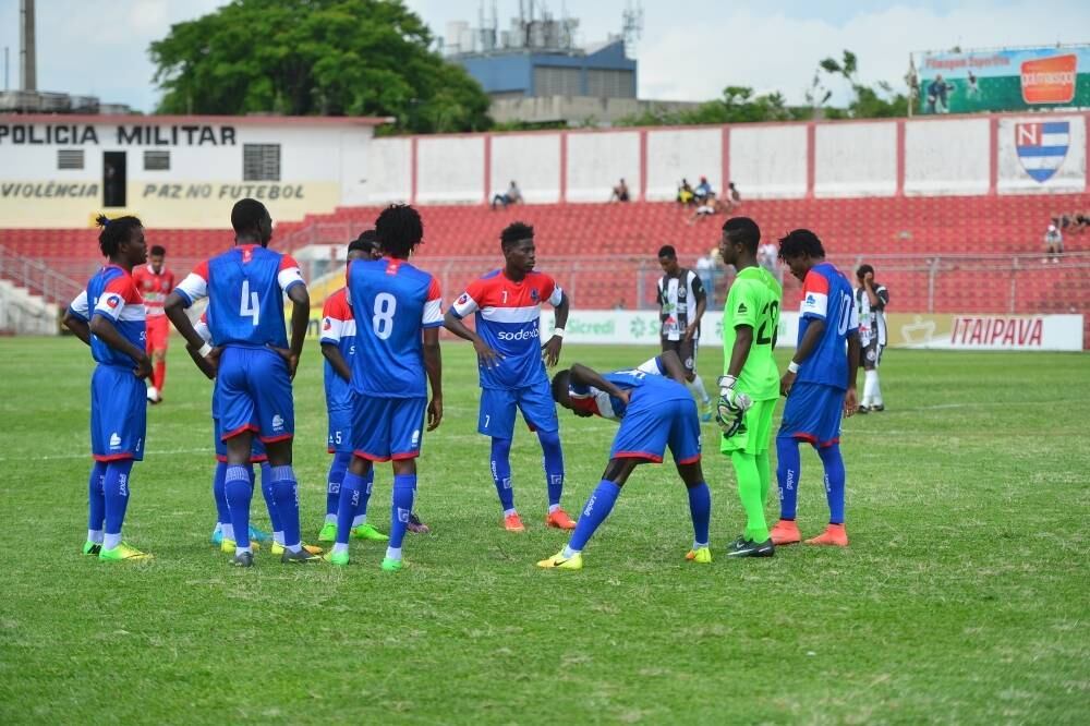 A Copa São Paulo de Futebol Júnior já tem um campeão. Apesar
de não ter conseguido avançar para a próxima fase do torneio, o Pérolas Negras
deu adeus a competição neste fim de semana com direito a vitória inédita em
campo e título simbólico de equipe mais querida pelos torcedores