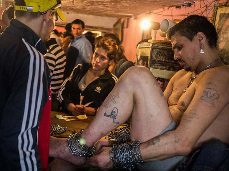 Aos jornalistas do Channel 4, Bruce Lee falou que sua ideia foi organizar os órfãos do país, que eram considerados por diversos setores do governo do país, como "a escória da sociedade".

Leia também: Vida humilhante: veja as piores formas de se tratar um ser humano
