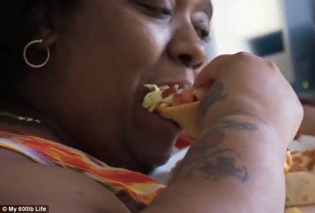 Quando a situação estava se agravando, ela percebeu que precisaria se controlar. Nada traria de volta o seu filho, que gostaria de vê-la em um bom estado. A partir daí resolveu se tratar e passar por uma redução do estômago