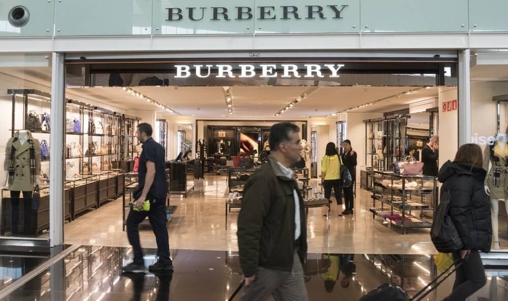 Também em Barcelona, ela deu uma passadinha na loja da grife inglesa Burberry, onde uma bolsa chega a custar mais de US$ 700. Na fatura do cartão, paga pela generosa madrasta, aparece que ela gastou US$ 2.666,51 (cerca de R$ 9.000)