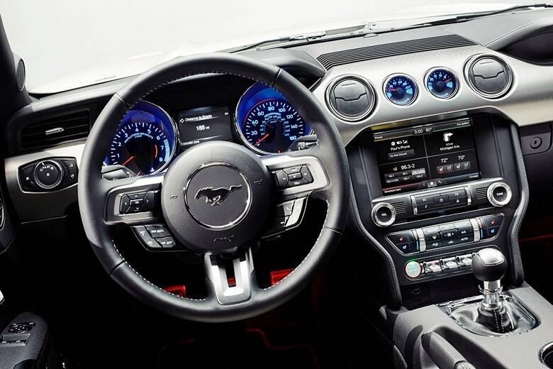 Mais chique por dentro, o Mustang ganhou mimos, entre eles a central multimídia MyFord Touch