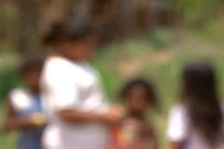 O Conselho Tutelar disse que a mulher já era investigada
desde 2011. Ela seria alcoólatra e usaria o dinheiro do Bolsa Família
que recebe para sustentar o vício. O órgão informou que ela não poderá mais
conviver com os filhos porque as denúncias são recorrentes. Um juiz deve
avaliar se algum parente tem condições de assumir a guarda ou se eles serão
encaminhados para adoção