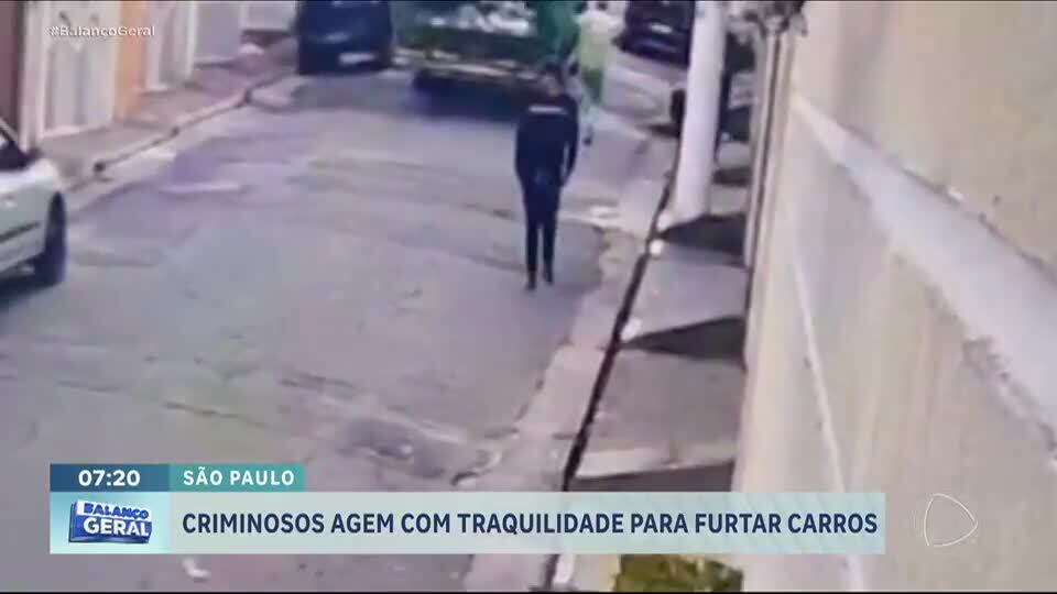 Criminosos agem com tranquilidade para furtar carros em São Paulo