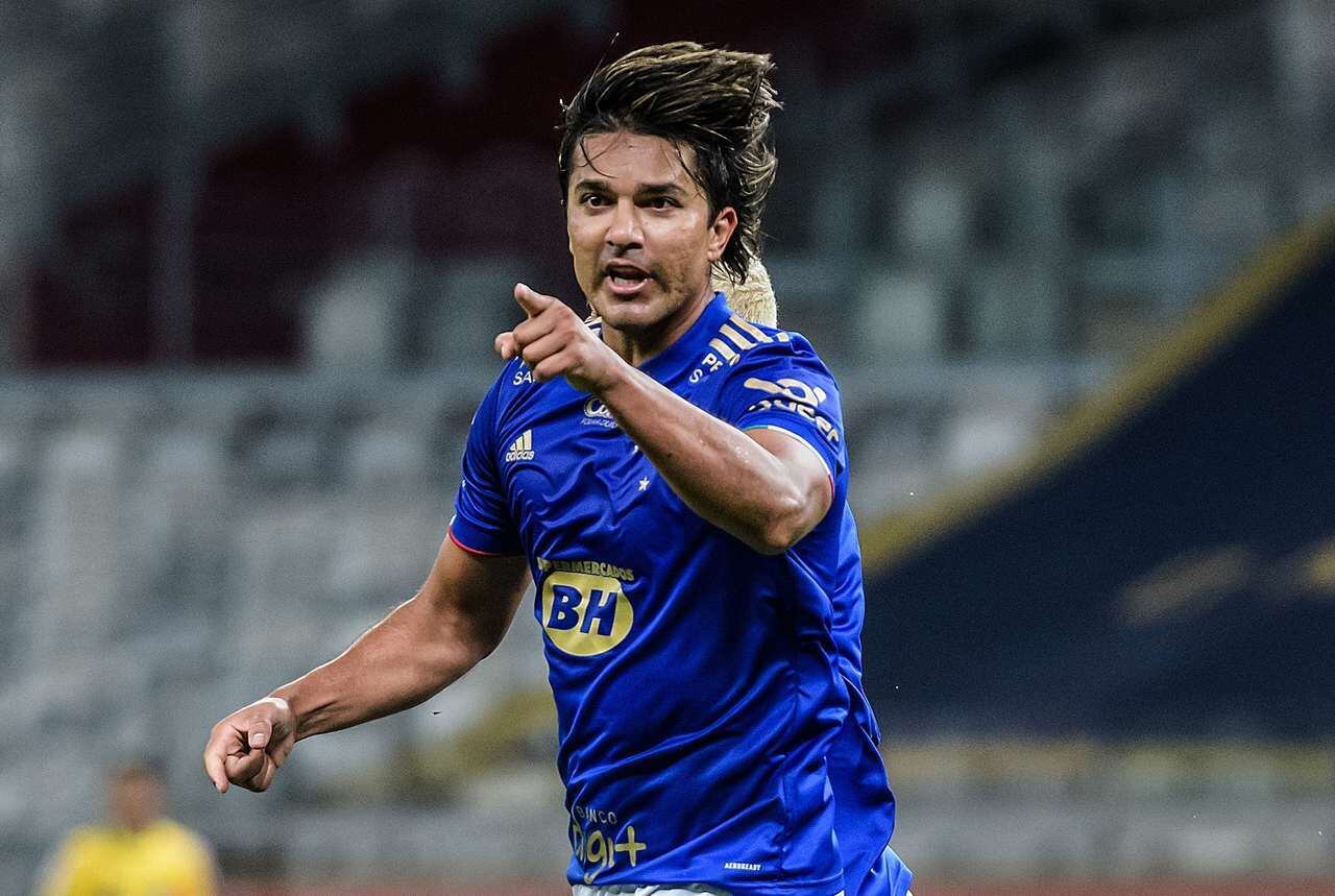 ESQUENTOU - Se antes o Colo-Colo era o principal interessado em Marcelo Moreno, do Cruzeiro, o Sporting Cristal, do Peru, surgiu como interessado no atacante. Os peruanos não apresentaram uma proposta oficial, mas a torcida do clube peruano lançou uma campanha para convencê-lo a se transferir para o Sporting Cristal.