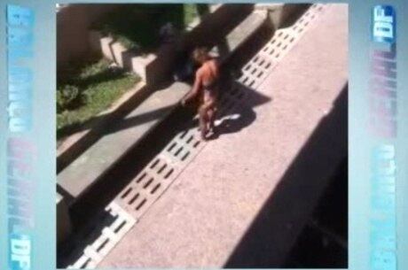 Outro caso recente é o de uma mulher andando nua e trocando de roupas em vias públicas, à luz do dia. Ela ficou conhecida como Peladona do Cruzeiro. Imagens feitas com um telefone celular mostram a mulher  andando nua por um bloco comercial da região. Aparentando ter idade por volta dos 40 anos, ela agiu com naturalidade enquanto vestia uma calça.  Leia a matéria completa


