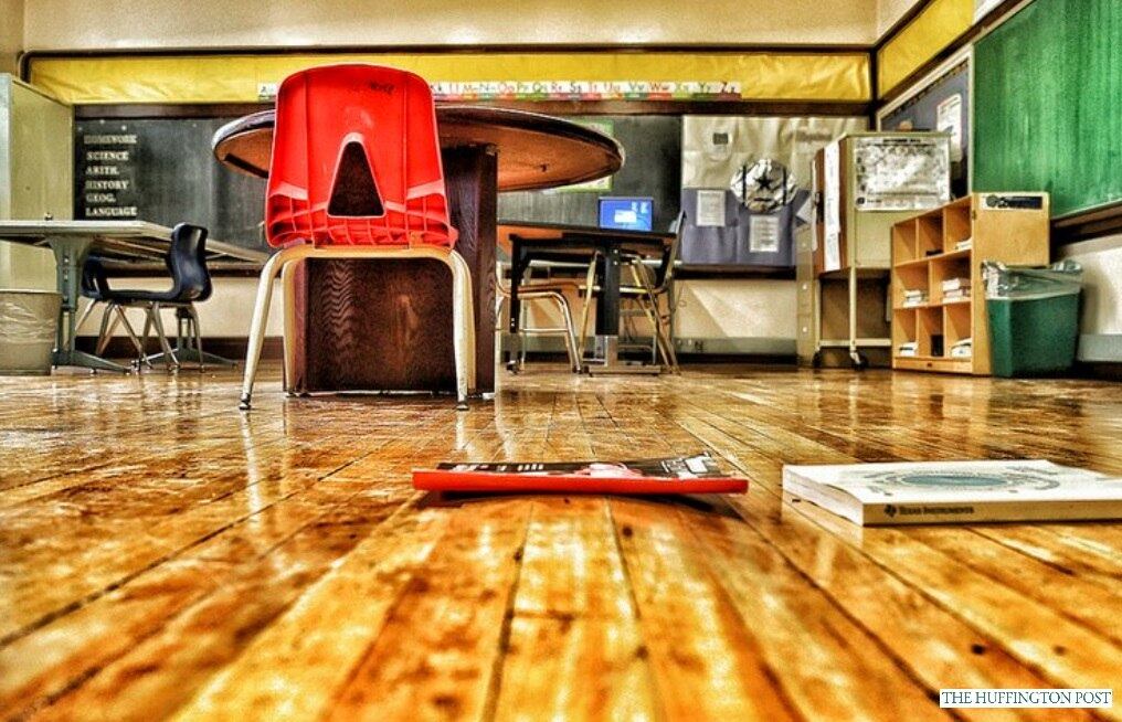 Nesta sala de aula da Elementary School, as tábuas do assoalho formam alguns calombos