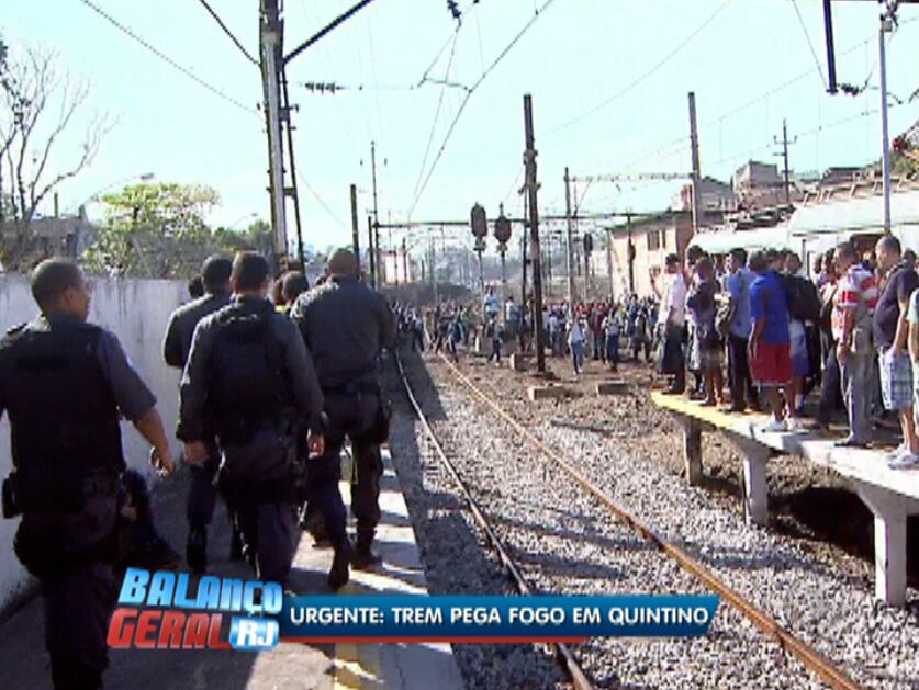 Após o trem quebrar, passageiros permaneceram sobre os trilhos em protesto em razão da série de problemas verificados nas linhas