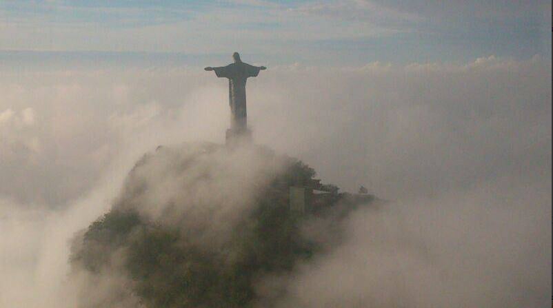 Nevoeiro cobriu o Cristo Redentor, na manhã desta terça-feira