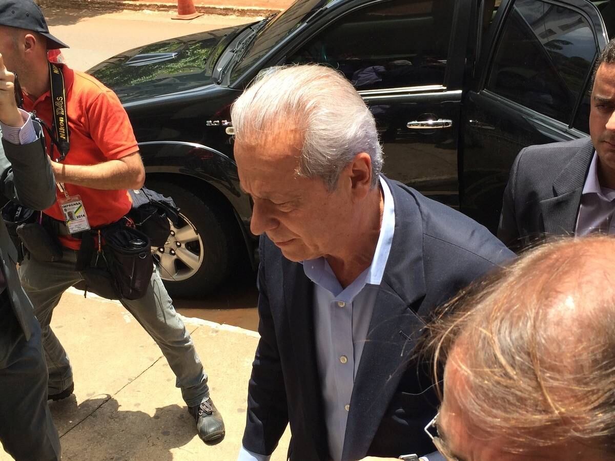 Ex-ministro José Dirceu deixa cadeia e vai para o regime aberto